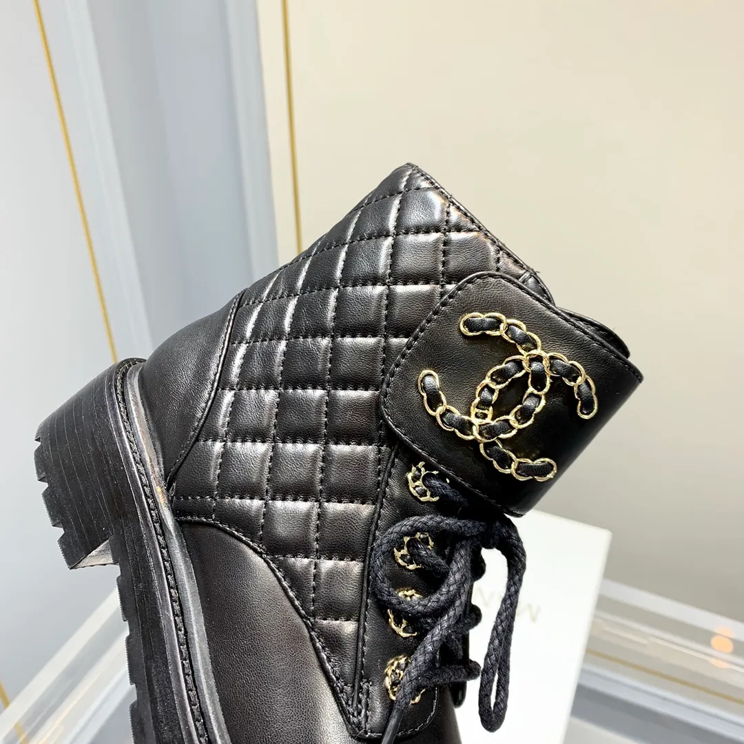 👟👟Ex-factory price 560👟👟 Chanel fw21 new arrival~ Xiaoxiang's 2023 autumn and winter heavy industry popular rhombus short boots 🔥 The classic boot style in 2020, 20 models are made of matte wrinkled cowhide ⚠️2023 new style. Both black and white colors use two kinds of leather: pure sheepskin and bright wrinkled cowhide!  Classic rhombus elements and chain elements are intertwined, full of details! The shoe style is Xiaoxiang’s most classic motorcycle boots. The shape is three-dimensional and full, and it is very handsome! Custom water-dyed lambskin lining! The soles are molded to customize Class A high-purity, high-density rubber! 35-41 (34 40 41 42 43 customized, non-returnable and non-exchangeable) Color: Leather surface divided. Matte leather: nude/black/white〰️Glossy leather: black/white=3 colors